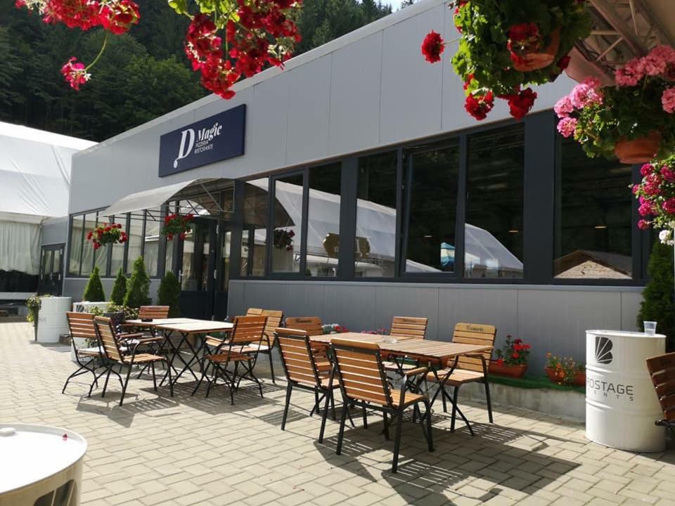 Hotel D' Magic Brosteni Exterior foto